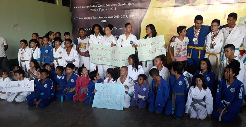 Alunos protestam no Centro Sarah Menezes